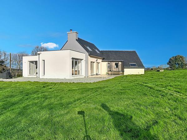 Maison 7 pièces, 178 m² au sol, vie de plain-pied, hangar et deux dépendances