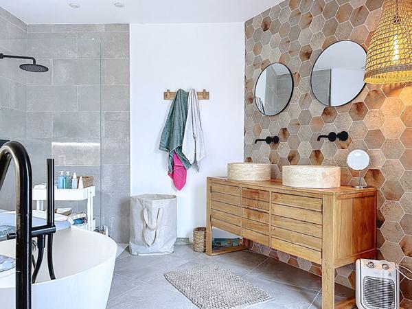 Maison 7 pièces, 178 m² au sol, vie de plain-pied, hangar et deux dépendances