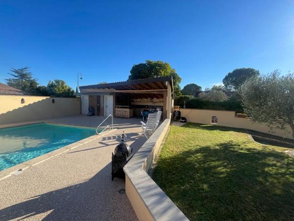 Villa plain pied de 170 m2 et 100 m2 dépendaces sur terrain 1000 m2