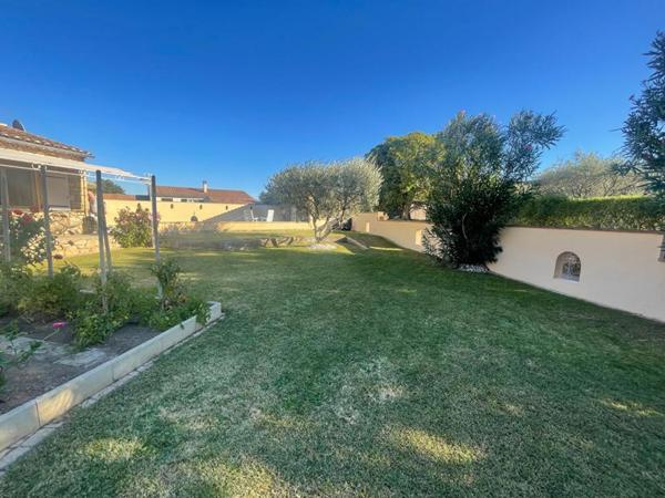 Villa plain pied de 170 m2 et 100 m2 dépendaces sur terrain 1000 m2