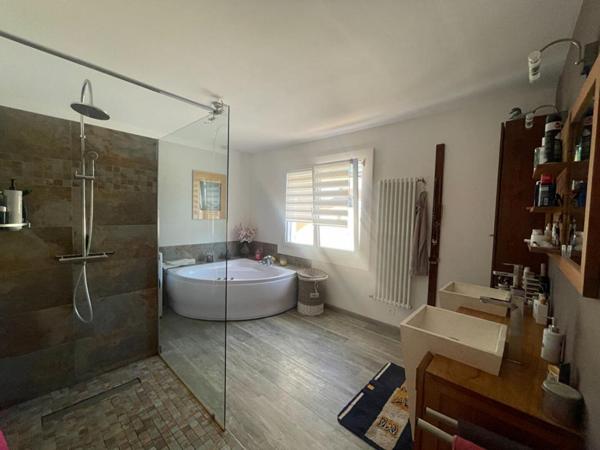 Villa plain pied de 170 m2 et 100 m2 dépendaces sur terrain 1000 m2