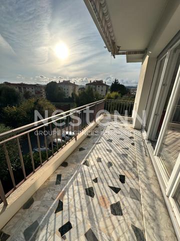 À vendre : Appartement spacieux de 4 pièces à NICE + cave + 2 places de parking dernier étage vue mer