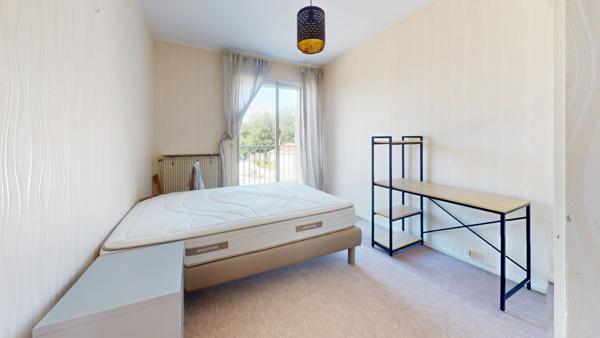 Grand T5 de 100 m2 avec balcon dans le centre de talence