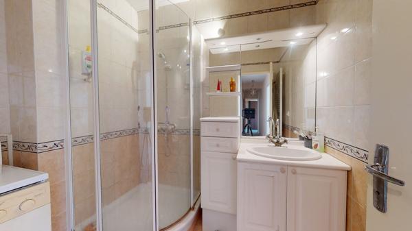 Grand T5 de 100 m2 avec balcon dans le centre de talence