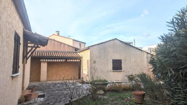 Jolie villa plain pied de 90m² sur 436 m² de terrain cloturé + garage .