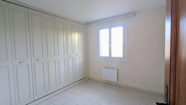 Jolie villa plain pied de 90m² sur 436 m² de terrain cloturé + garage .