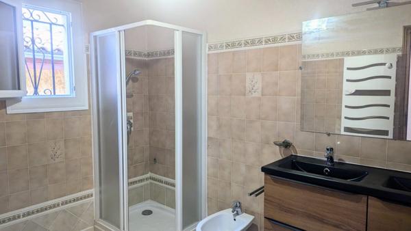 Jolie villa plain pied de 90m² sur 436 m² de terrain cloturé + garage .