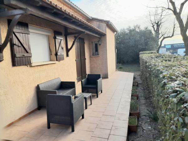 Jolie villa plain pied de 90m² sur 436 m² de terrain cloturé + garage .