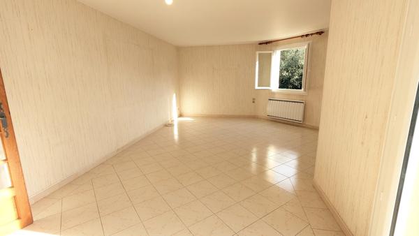 Jolie villa plain pied de 90m² sur 436 m² de terrain cloturé + garage .