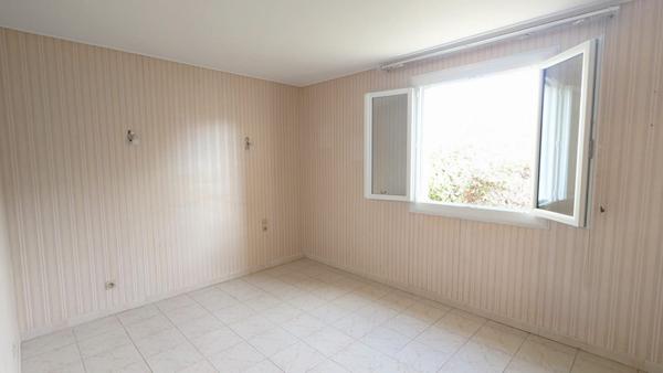 Jolie villa plain pied de 90m² sur 436 m² de terrain cloturé + garage .