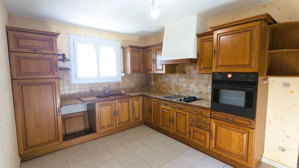 Jolie villa plain pied de 90m² sur 436 m² de terrain cloturé + garage .