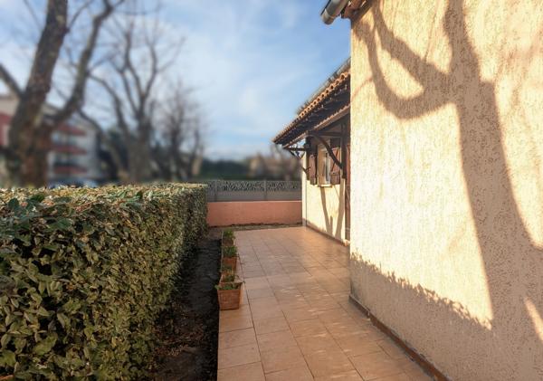 Jolie villa plain pied de 90m² sur 436 m² de terrain cloturé + garage .