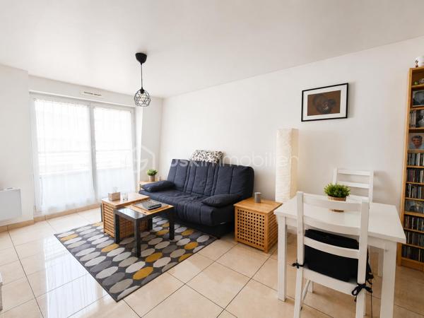 Situé dans un secteur agréable d’Argenteuil, à proximité des bords de Seine, découvrez ce bel appartement 2 pièces alliant confort et fonctionnalité.

Il se compose d’un séjour lumineux ouvrant sur un balcon, d’une cuisine moderne, d’une chambre agréable avec rangements, ainsi que d’une salle de bains.

L’appartement séduit par ses beaux volumes, sa luminosité naturelle et son atmosphère chaleureuse.

Une place de parking privative en sous-sol complète ce bien.

Emplacement idéal : commerces, écoles et transports à proximité. La gare d’Argenteuil permet de rejoindre Paris Saint-Lazare en quelques minutes via la ligne J, avec plusieurs lignes de bus desservant le quartier.

Un bien clé en main, idéal pour profiter d’un cadre de vie pratique et confortable aux portes de Paris.

À découvrir rapidement.