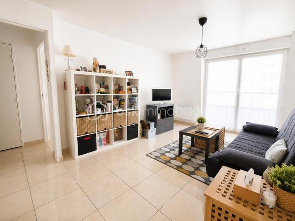 Situé dans un secteur agréable d’Argenteuil, à proximité des bords de Seine, découvrez ce bel appartement 2 pièces alliant confort et fonctionnalité.

Il se compose d’un séjour lumineux ouvrant sur un balcon, d’une cuisine moderne, d’une chambre agréable avec rangements, ainsi que d’une salle de bains.

L’appartement séduit par ses beaux volumes, sa luminosité naturelle et son atmosphère chaleureuse.

Une place de parking privative en sous-sol complète ce bien.

Emplacement idéal : commerces, écoles et transports à proximité. La gare d’Argenteuil permet de rejoindre Paris Saint-Lazare en quelques minutes via la ligne J, avec plusieurs lignes de bus desservant le quartier.

Un bien clé en main, idéal pour profiter d’un cadre de vie pratique et confortable aux portes de Paris.

À découvrir rapidement.