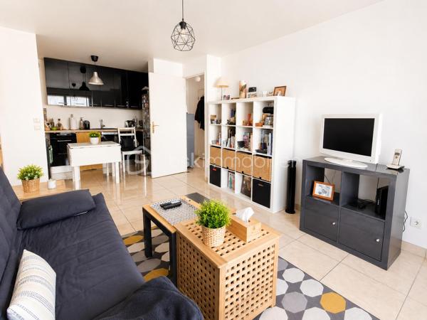 Situé dans un secteur agréable d’Argenteuil, à proximité des bords de Seine, découvrez ce bel appartement 2 pièces alliant confort et fonctionnalité.

Il se compose d’un séjour lumineux ouvrant sur un balcon, d’une cuisine moderne, d’une chambre agréable avec rangements, ainsi que d’une salle de bains.

L’appartement séduit par ses beaux volumes, sa luminosité naturelle et son atmosphère chaleureuse.

Une place de parking privative en sous-sol complète ce bien.

Emplacement idéal : commerces, écoles et transports à proximité. La gare d’Argenteuil permet de rejoindre Paris Saint-Lazare en quelques minutes via la ligne J, avec plusieurs lignes de bus desservant le quartier.

Un bien clé en main, idéal pour profiter d’un cadre de vie pratique et confortable aux portes de Paris.

À découvrir rapidement.