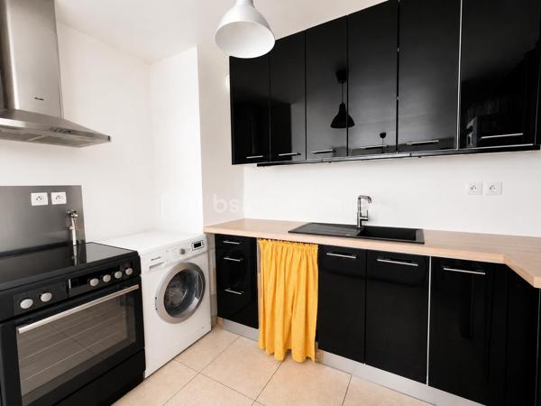 Situé dans un secteur agréable d’Argenteuil, à proximité des bords de Seine, découvrez ce bel appartement 2 pièces alliant confort et fonctionnalité.

Il se compose d’un séjour lumineux ouvrant sur un balcon, d’une cuisine moderne, d’une chambre agréable avec rangements, ainsi que d’une salle de bains.

L’appartement séduit par ses beaux volumes, sa luminosité naturelle et son atmosphère chaleureuse.

Une place de parking privative en sous-sol complète ce bien.

Emplacement idéal : commerces, écoles et transports à proximité. La gare d’Argenteuil permet de rejoindre Paris Saint-Lazare en quelques minutes via la ligne J, avec plusieurs lignes de bus desservant le quartier.

Un bien clé en main, idéal pour profiter d’un cadre de vie pratique et confortable aux portes de Paris.

À découvrir rapidement.