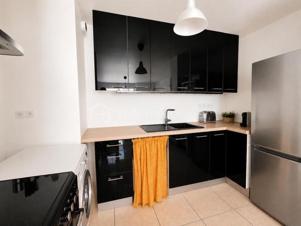 Situé dans un secteur agréable d’Argenteuil, à proximité des bords de Seine, découvrez ce bel appartement 2 pièces alliant confort et fonctionnalité.

Il se compose d’un séjour lumineux ouvrant sur un balcon, d’une cuisine moderne, d’une chambre agréable avec rangements, ainsi que d’une salle de bains.

L’appartement séduit par ses beaux volumes, sa luminosité naturelle et son atmosphère chaleureuse.

Une place de parking privative en sous-sol complète ce bien.

Emplacement idéal : commerces, écoles et transports à proximité. La gare d’Argenteuil permet de rejoindre Paris Saint-Lazare en quelques minutes via la ligne J, avec plusieurs lignes de bus desservant le quartier.

Un bien clé en main, idéal pour profiter d’un cadre de vie pratique et confortable aux portes de Paris.

À découvrir rapidement.