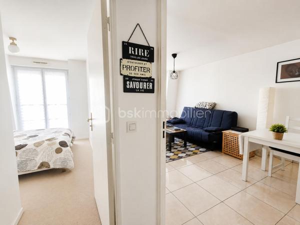 Situé dans un secteur agréable d’Argenteuil, à proximité des bords de Seine, découvrez ce bel appartement 2 pièces alliant confort et fonctionnalité.

Il se compose d’un séjour lumineux ouvrant sur un balcon, d’une cuisine moderne, d’une chambre agréable avec rangements, ainsi que d’une salle de bains.

L’appartement séduit par ses beaux volumes, sa luminosité naturelle et son atmosphère chaleureuse.

Une place de parking privative en sous-sol complète ce bien.

Emplacement idéal : commerces, écoles et transports à proximité. La gare d’Argenteuil permet de rejoindre Paris Saint-Lazare en quelques minutes via la ligne J, avec plusieurs lignes de bus desservant le quartier.

Un bien clé en main, idéal pour profiter d’un cadre de vie pratique et confortable aux portes de Paris.

À découvrir rapidement.