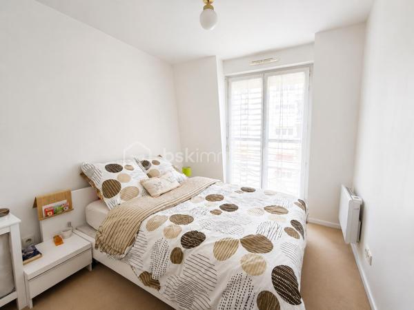 Situé dans un secteur agréable d’Argenteuil, à proximité des bords de Seine, découvrez ce bel appartement 2 pièces alliant confort et fonctionnalité.

Il se compose d’un séjour lumineux ouvrant sur un balcon, d’une cuisine moderne, d’une chambre agréable avec rangements, ainsi que d’une salle de bains.

L’appartement séduit par ses beaux volumes, sa luminosité naturelle et son atmosphère chaleureuse.

Une place de parking privative en sous-sol complète ce bien.

Emplacement idéal : commerces, écoles et transports à proximité. La gare d’Argenteuil permet de rejoindre Paris Saint-Lazare en quelques minutes via la ligne J, avec plusieurs lignes de bus desservant le quartier.

Un bien clé en main, idéal pour profiter d’un cadre de vie pratique et confortable aux portes de Paris.

À découvrir rapidement.