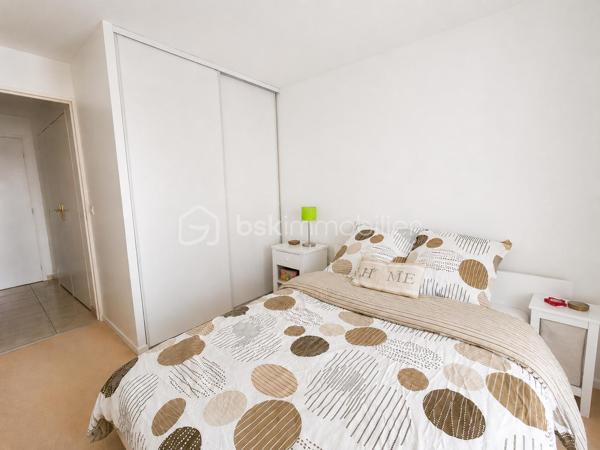 Situé dans un secteur agréable d’Argenteuil, à proximité des bords de Seine, découvrez ce bel appartement 2 pièces alliant confort et fonctionnalité.

Il se compose d’un séjour lumineux ouvrant sur un balcon, d’une cuisine moderne, d’une chambre agréable avec rangements, ainsi que d’une salle de bains.

L’appartement séduit par ses beaux volumes, sa luminosité naturelle et son atmosphère chaleureuse.

Une place de parking privative en sous-sol complète ce bien.

Emplacement idéal : commerces, écoles et transports à proximité. La gare d’Argenteuil permet de rejoindre Paris Saint-Lazare en quelques minutes via la ligne J, avec plusieurs lignes de bus desservant le quartier.

Un bien clé en main, idéal pour profiter d’un cadre de vie pratique et confortable aux portes de Paris.

À découvrir rapidement.