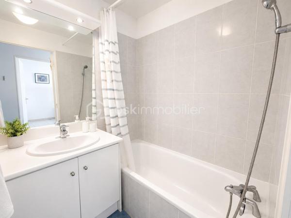 Situé dans un secteur agréable d’Argenteuil, à proximité des bords de Seine, découvrez ce bel appartement 2 pièces alliant confort et fonctionnalité.

Il se compose d’un séjour lumineux ouvrant sur un balcon, d’une cuisine moderne, d’une chambre agréable avec rangements, ainsi que d’une salle de bains.

L’appartement séduit par ses beaux volumes, sa luminosité naturelle et son atmosphère chaleureuse.

Une place de parking privative en sous-sol complète ce bien.

Emplacement idéal : commerces, écoles et transports à proximité. La gare d’Argenteuil permet de rejoindre Paris Saint-Lazare en quelques minutes via la ligne J, avec plusieurs lignes de bus desservant le quartier.

Un bien clé en main, idéal pour profiter d’un cadre de vie pratique et confortable aux portes de Paris.

À découvrir rapidement.