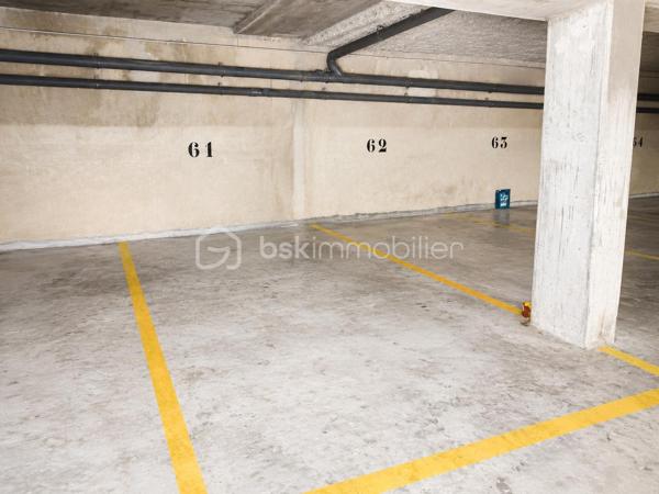 Situé dans un secteur agréable d’Argenteuil, à proximité des bords de Seine, découvrez ce bel appartement 2 pièces alliant confort et fonctionnalité.

Il se compose d’un séjour lumineux ouvrant sur un balcon, d’une cuisine moderne, d’une chambre agréable avec rangements, ainsi que d’une salle de bains.

L’appartement séduit par ses beaux volumes, sa luminosité naturelle et son atmosphère chaleureuse.

Une place de parking privative en sous-sol complète ce bien.

Emplacement idéal : commerces, écoles et transports à proximité. La gare d’Argenteuil permet de rejoindre Paris Saint-Lazare en quelques minutes via la ligne J, avec plusieurs lignes de bus desservant le quartier.

Un bien clé en main, idéal pour profiter d’un cadre de vie pratique et confortable aux portes de Paris.

À découvrir rapidement.