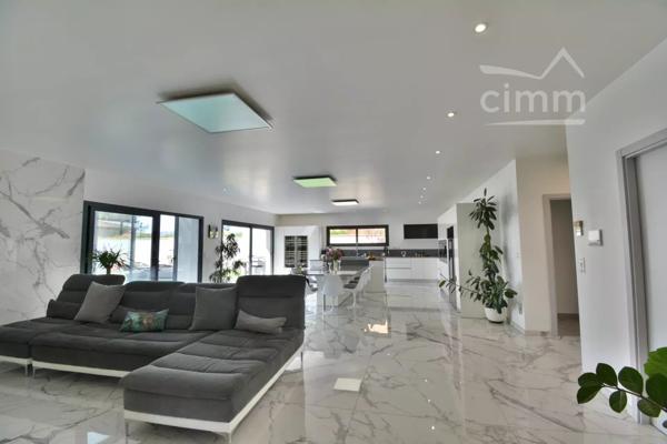 À la vente, une magnifique villa d'exception, proche de thuir, dans les Pyrénées-Orientales.