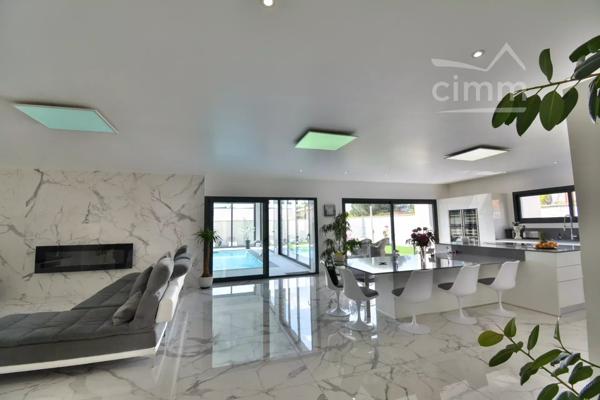 À la vente, une magnifique villa d'exception, proche de thuir, dans les Pyrénées-Orientales.