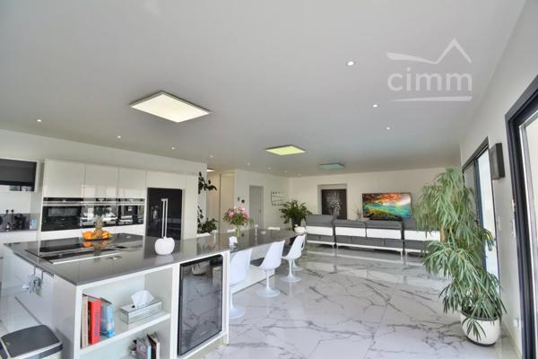 À la vente, une magnifique villa d'exception, proche de thuir, dans les Pyrénées-Orientales.