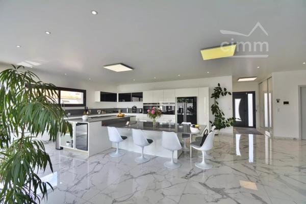 À la vente, une magnifique villa d'exception, proche de thuir, dans les Pyrénées-Orientales.