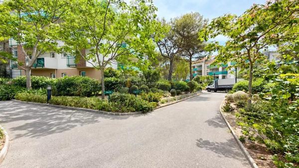Vente                                                      Appartement
                        
                     4 pièces                      94 m2                     à Saint-Raphaël