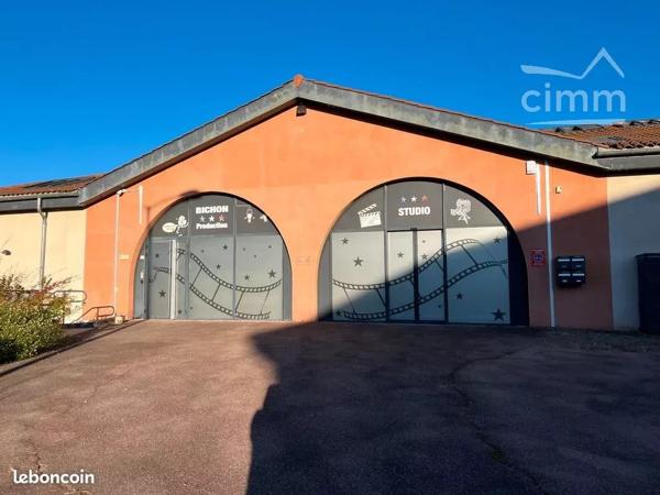 👉 🔥ESPACE BUREAUX – 176 m² + 64 m² ANNEXES – FEURS CENTRE