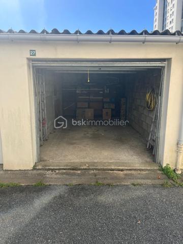 À vendre – Garage / Box fermé d’environ 15 m² rue casterneau 

Situé au sein d’une copropriété sécurisée, ce garage d’environ 15 m² est un box fermé, idéal pour stationner un véhicule, une moto ou pour disposer d’un espace de stockage supplémentaire.

L’accès à la résidence est sécurisé par un portail motorisé, offrant tranquillité et facilité d’accès.