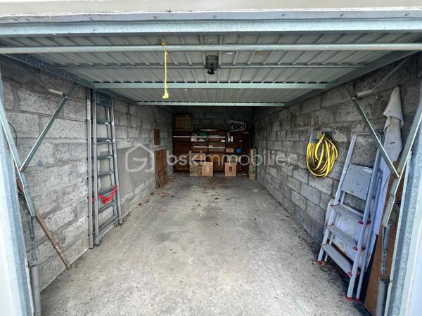 À vendre – Garage / Box fermé d’environ 15 m² rue casterneau 

Situé au sein d’une copropriété sécurisée, ce garage d’environ 15 m² est un box fermé, idéal pour stationner un véhicule, une moto ou pour disposer d’un espace de stockage supplémentaire.

L’accès à la résidence est sécurisé par un portail motorisé, offrant tranquillité et facilité d’accès.