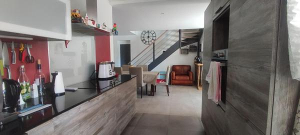 Maison rénovée avec piscine, secteur calme et proche commodités