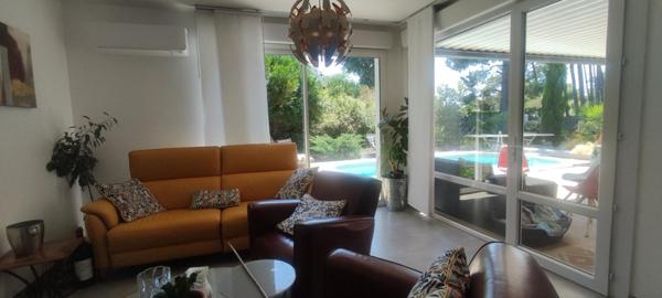 Maison rénovée avec piscine, secteur calme et proche commodités