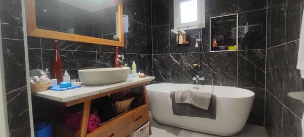 Maison rénovée avec piscine, secteur calme et proche commodités