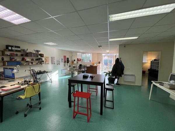Bureaux à louer Bourg-les-Valence plain-pied avec parking privé