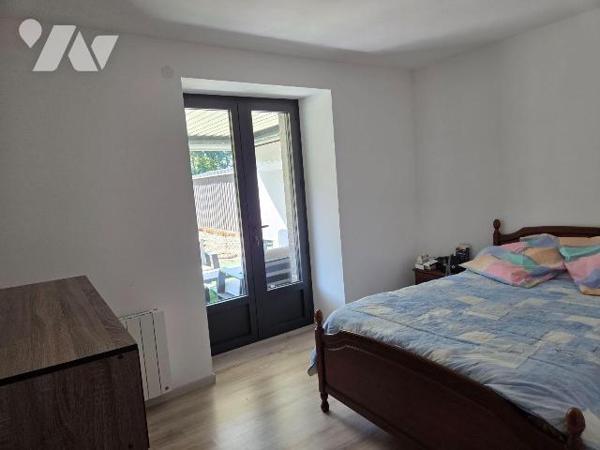 SAINT FRAIMBAULT DE PRIERES- Maison en pierres en campagne couverte en ardoises naturelles, pro...