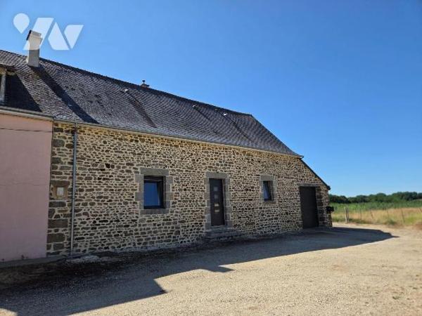 SAINT FRAIMBAULT DE PRIERES- Maison en pierres en campagne couverte en ardoises naturelles, pro...