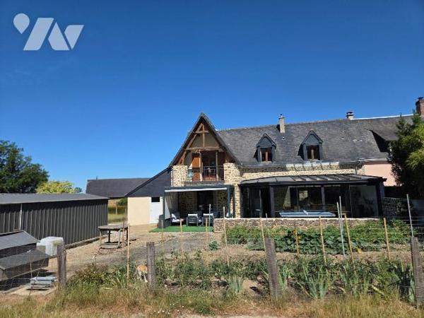SAINT FRAIMBAULT DE PRIERES- Maison en pierres en campagne couverte en ardoises naturelles, pro...