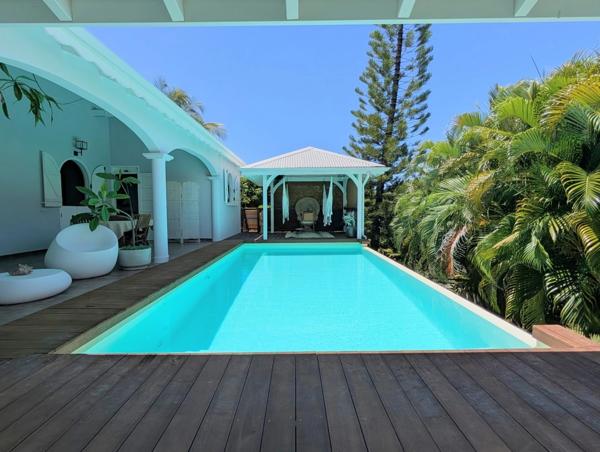 Superbe villa ambiance balinaise avec piscine garage en sous-sol et atelier