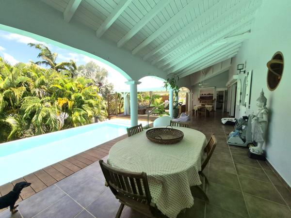 Superbe villa ambiance balinaise avec piscine garage en sous-sol et atelier