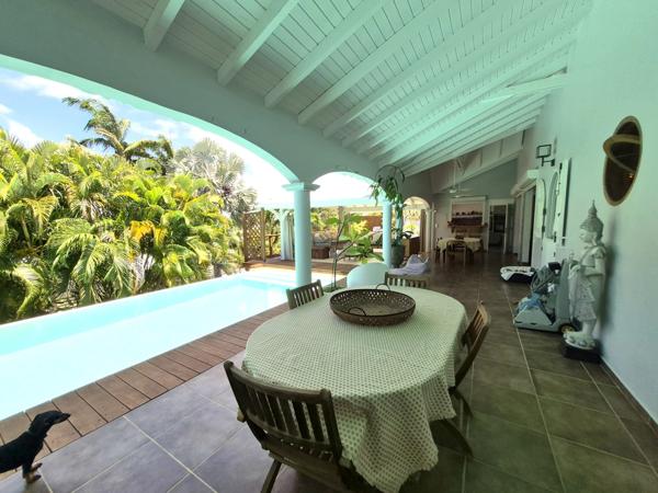 Superbe villa ambiance balinaise avec piscine garage en sous-sol et atelier