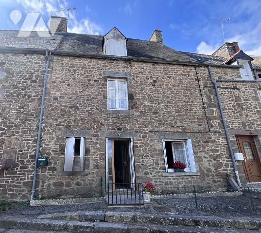 Une maison d'habitation construite en pierre, couverte en ardoise, comprenant :
Au rez-de-chau...