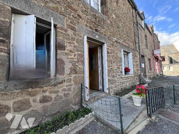 Une maison d'habitation construite en pierre, couverte en ardoise, comprenant :
Au rez-de-chau...