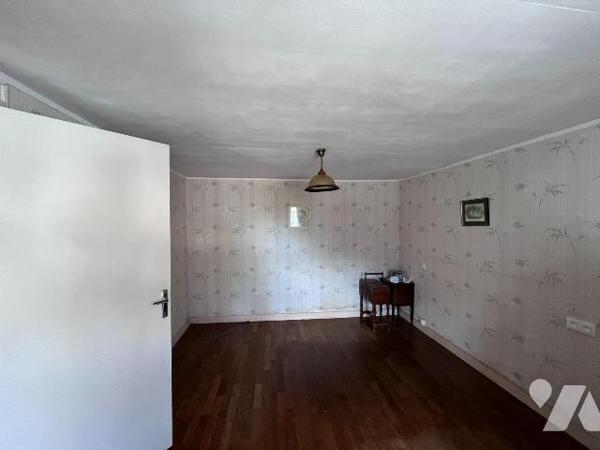 Une maison d'habitation construite en pierre, couverte en ardoise, comprenant :
Au rez-de-chau...