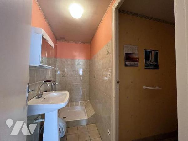 Une maison d'habitation construite en pierre, couverte en ardoise, comprenant :
Au rez-de-chau...