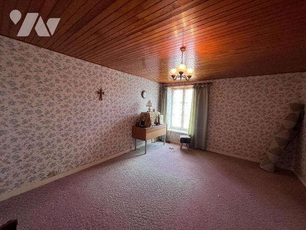 Une maison d'habitation construite en pierre, couverte en ardoise, comprenant :
Au rez-de-chau...
