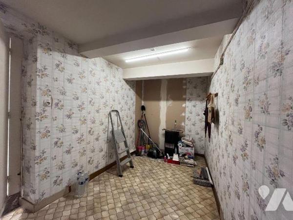 Une maison d'habitation construite en pierre, couverte en ardoise, comprenant :
Au rez-de-chau...